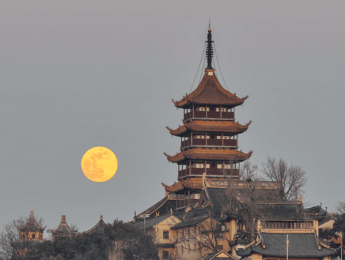 ابرماه زمستانی یا «ماه گرگ» آسمان شب جهان را روشن کرد + عکس