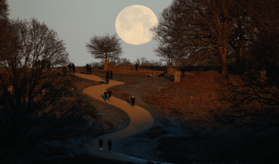 ابرماه زمستانی یا «ماه گرگ» آسمان شب جهان را روشن کرد + عکس