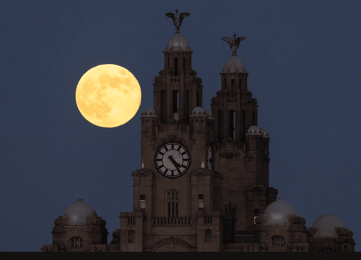 ابرماه زمستانی یا «ماه گرگ» آسمان شب جهان را روشن کرد + عکس