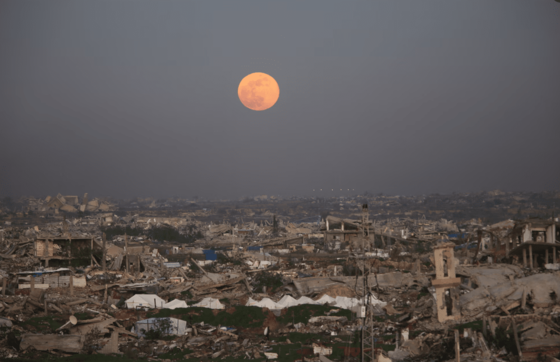ابرماه زمستانی یا «ماه گرگ» آسمان شب جهان را روشن کرد + عکس