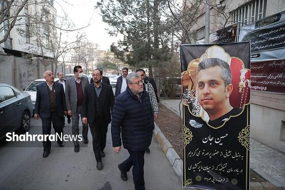 گزارش تصویری | دیدار شهردار مشهد با خانواده شهید غلامی از شهدای شهرداری در حمله اغتشاشگران