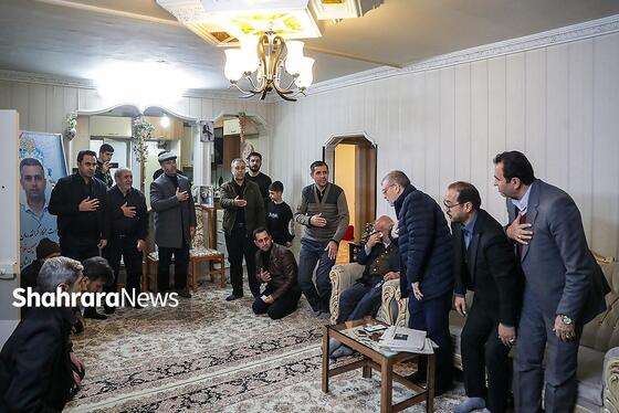 گزارش تصویری | دیدار شهردار مشهد با خانواده شهید غلامی از شهدای شهرداری در حمله اغتشاشگران