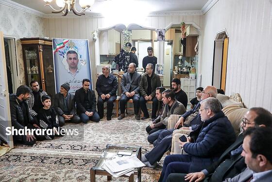 گزارش تصویری | دیدار شهردار مشهد با خانواده شهید غلامی از شهدای شهرداری در حمله اغتشاشگران