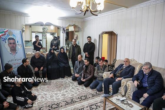 گزارش تصویری | دیدار شهردار مشهد با خانواده شهید غلامی از شهدای شهرداری در حمله اغتشاشگران