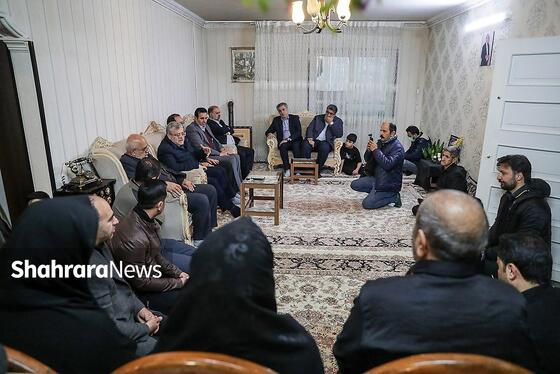 گزارش تصویری | دیدار شهردار مشهد با خانواده شهید غلامی از شهدای شهرداری در حمله اغتشاشگران