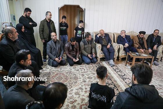 گزارش تصویری | دیدار شهردار مشهد با خانواده شهید غلامی از شهدای شهرداری در حمله اغتشاشگران