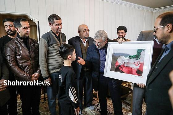 گزارش تصویری | دیدار شهردار مشهد با خانواده شهید غلامی از شهدای شهرداری در حمله اغتشاشگران
