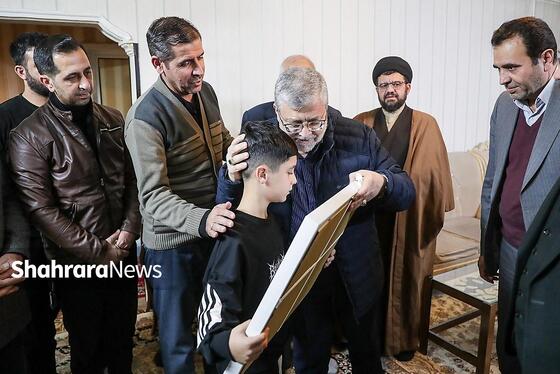 گزارش تصویری | دیدار شهردار مشهد با خانواده شهید غلامی از شهدای شهرداری در حمله اغتشاشگران