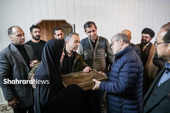 گزارش تصویری | دیدار شهردار مشهد با خانواده شهید غلامی از شهدای شهرداری در حمله اغتشاشگران