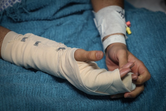 نمایندگان رهبر معظم انقلاب به دیدار شماری از جانبازان رفتند