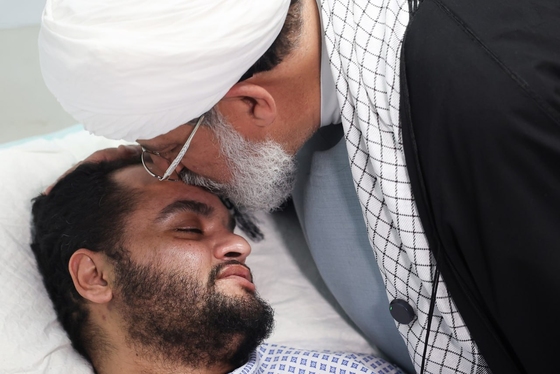 نمایندگان رهبر معظم انقلاب به دیدار شماری از جانبازان رفتند