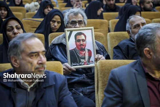 گزارش تصویری | گرامیداشت شهدای اغتشاشات دی‌ماه کشور، در حرم امام‌رضا(ع)
