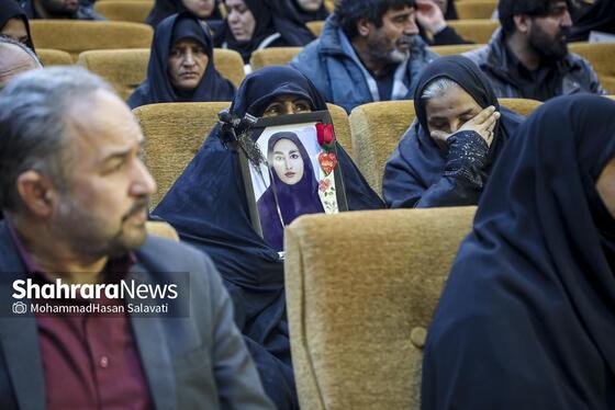 گزارش تصویری | گرامیداشت شهدای اغتشاشات دی‌ماه کشور، در حرم امام‌رضا(ع)