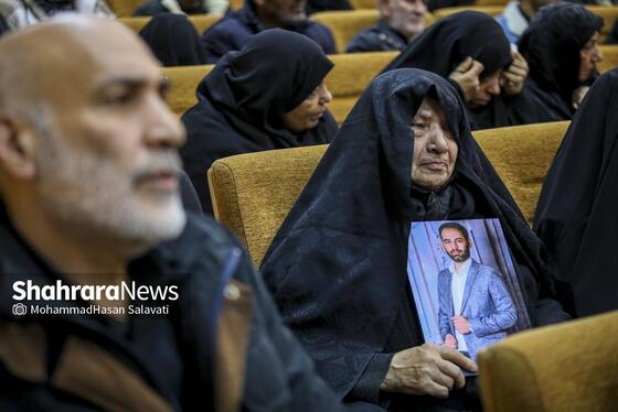 گزارش تصویری | گرامیداشت شهدای اغتشاشات دی‌ماه کشور، در حرم امام‌رضا(ع)