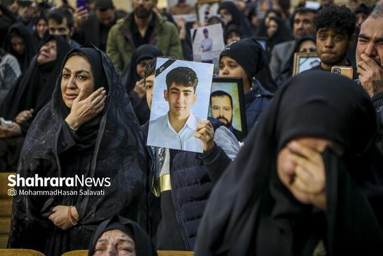 گزارش تصویری | گرامیداشت شهدای اغتشاشات دی‌ماه کشور، در حرم امام‌رضا(ع)