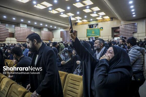 گزارش تصویری | گرامیداشت شهدای اغتشاشات دی‌ماه کشور، در حرم امام‌رضا(ع)