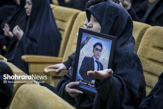 گزارش تصویری | گرامیداشت شهدای اغتشاشات دی‌ماه کشور، در حرم امام‌رضا(ع)