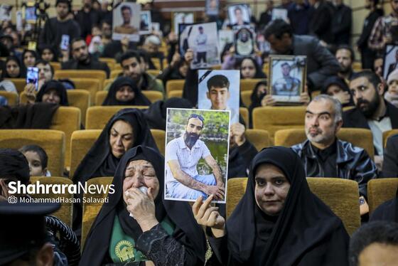 گزارش تصویری | گرامیداشت شهدای اغتشاشات دی‌ماه کشور، در حرم امام‌رضا(ع)