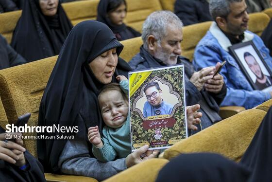 گزارش تصویری | گرامیداشت شهدای اغتشاشات دی‌ماه کشور، در حرم امام‌رضا(ع)