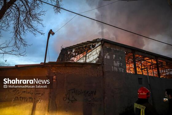 گزارش تصویری | آتش سوزی گسترده در کارگاه تولیدی مبل در بلوار توس مشهد