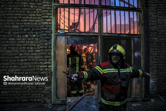 گزارش تصویری | آتش سوزی گسترده در کارگاه تولیدی مبل در بلوار توس مشهد