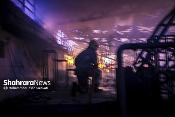 گزارش تصویری | آتش سوزی گسترده در کارگاه تولیدی مبل در بلوار توس مشهد