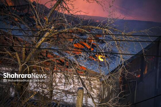 گزارش تصویری | آتش سوزی گسترده در کارگاه تولیدی مبل در بلوار توس مشهد