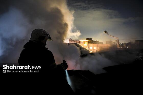 گزارش تصویری | آتش سوزی گسترده در کارگاه تولیدی مبل در بلوار توس مشهد