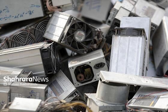 گزارش تصویری | مراسم امحای بیش از ۱۸۰۰ ماینر‌ غیرمجاز کشف‌شده در مشهد