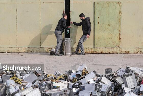 گزارش تصویری | مراسم امحای بیش از ۱۸۰۰ ماینر‌ غیرمجاز کشف‌شده در مشهد