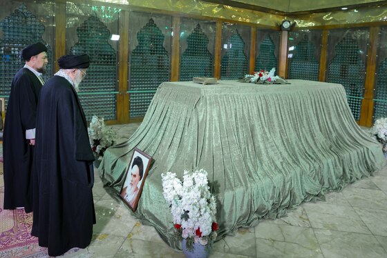 گزارش تصویری | حضور حضرت آیت‌الله خامنه‌ای در حرم مطهر حضرت امام‌خمینی (ره) در آستانه دهه فجر (۱۱ بهمن ۱۴۰۴)