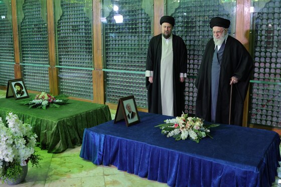 گزارش تصویری | حضور حضرت آیت‌الله خامنه‌ای در حرم مطهر حضرت امام‌خمینی (ره) در آستانه دهه فجر (۱۱ بهمن ۱۴۰۴)