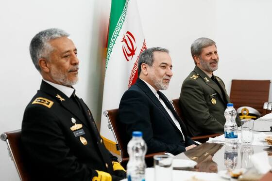 دیدار عراقچی و فرماندهان ارشد ارتش جمهوری اسلامی به میزبانی وزارت خارجه (۲۱ بهمن ۱۴۰۴) + فیلم و تصاویر