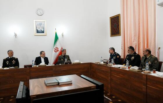 فرمانده کل ارتش: امروز، دیپلماسی و میدان یک موضوع جامع هستند | دشمن فقط زبان قدرت را می‌فهمد + فیلم