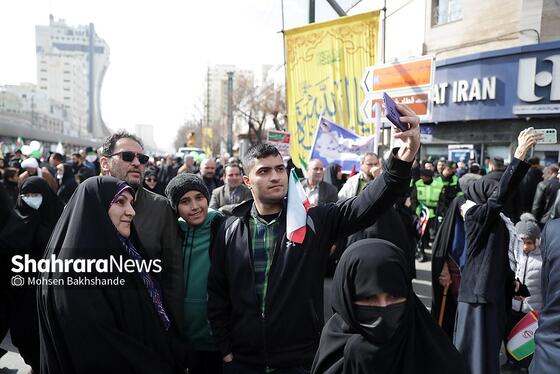 گزارش تصویری | راهپیمایی مردم مشهد در یوم الله ۲۲ بهمن ۱