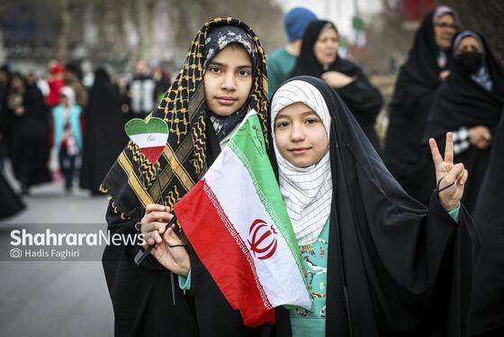 گزارش تصویری |نسل امروز، قلم به دست؛ راهپیمایی ۲۲ بهمن به روایت دست‌های کوچک و آرزوهای بزرگ