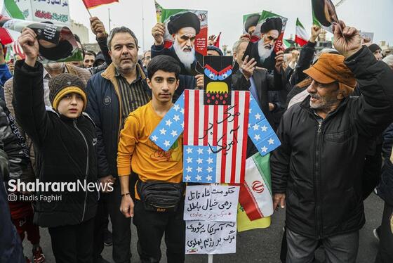 گزارش تصویری |نسل امروز، قلم به دست؛ راهپیمایی ۲۲ بهمن به روایت دست‌های کوچک و آرزوهای بزرگ