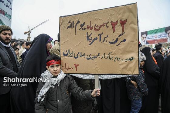 گزارش تصویری |نسل امروز، قلم به دست؛ راهپیمایی ۲۲ بهمن به روایت دست‌های کوچک و آرزوهای بزرگ