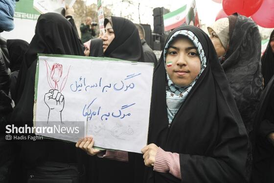 گزارش تصویری |نسل امروز، قلم به دست؛ راهپیمایی ۲۲ بهمن به روایت دست‌های کوچک و آرزوهای بزرگ