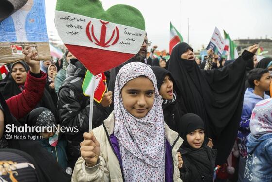 گزارش تصویری |نسل امروز، قلم به دست؛ راهپیمایی ۲۲ بهمن به روایت دست‌های کوچک و آرزوهای بزرگ