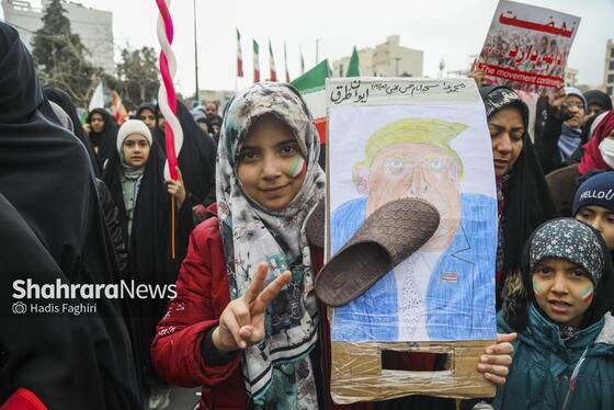 گزارش تصویری |نسل امروز، قلم به دست؛ راهپیمایی ۲۲ بهمن به روایت دست‌های کوچک و آرزوهای بزرگ