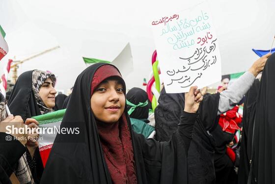 گزارش تصویری |نسل امروز، قلم به دست؛ راهپیمایی ۲۲ بهمن به روایت دست‌های کوچک و آرزوهای بزرگ