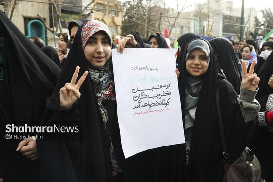 گزارش تصویری |نسل امروز، قلم به دست؛ راهپیمایی ۲۲ بهمن به روایت دست‌های کوچک و آرزوهای بزرگ