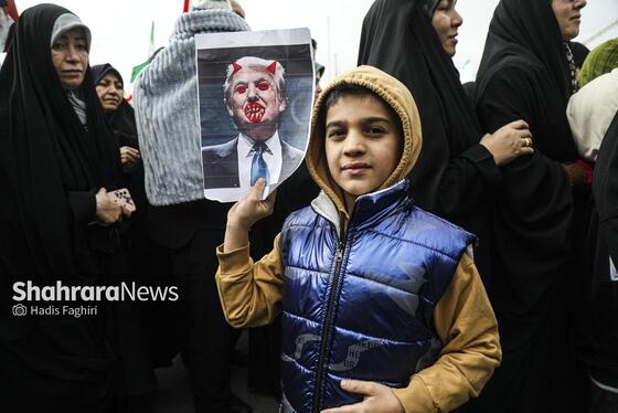 گزارش تصویری |نسل امروز، قلم به دست؛ راهپیمایی ۲۲ بهمن به روایت دست‌های کوچک و آرزوهای بزرگ