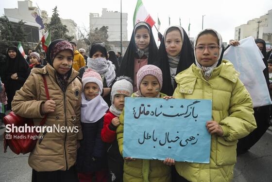 گزارش تصویری |نسل امروز، قلم به دست؛ راهپیمایی ۲۲ بهمن به روایت دست‌های کوچک و آرزوهای بزرگ