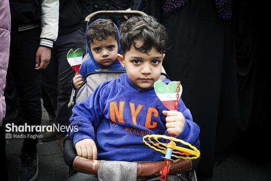 گزارش تصویری |نسل امروز، قلم به دست؛ راهپیمایی ۲۲ بهمن به روایت دست‌های کوچک و آرزوهای بزرگ