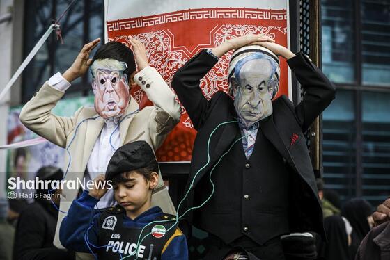 گزارش تصویری |نسل امروز، قلم به دست؛ راهپیمایی ۲۲ بهمن به روایت دست‌های کوچک و آرزوهای بزرگ