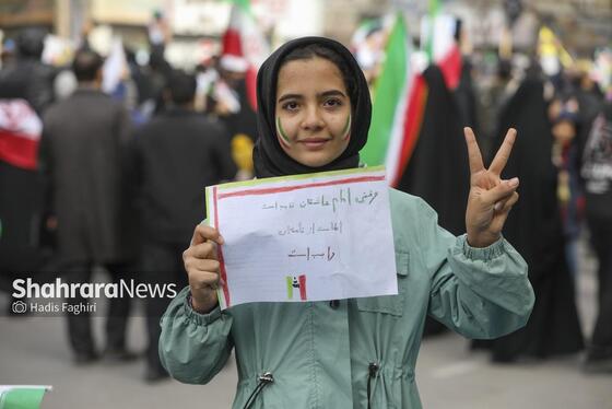 گزارش تصویری |نسل امروز، قلم به دست؛ راهپیمایی ۲۲ بهمن به روایت دست‌های کوچک و آرزوهای بزرگ