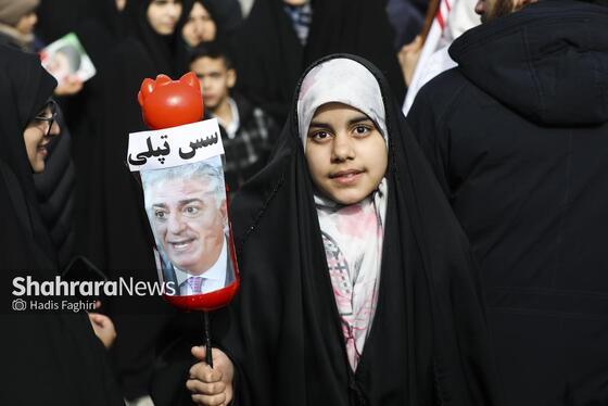 گزارش تصویری |نسل امروز، قلم به دست؛ راهپیمایی ۲۲ بهمن به روایت دست‌های کوچک و آرزوهای بزرگ