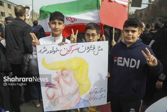 گزارش تصویری |نسل امروز، قلم به دست؛ راهپیمایی ۲۲ بهمن به روایت دست‌های کوچک و آرزوهای بزرگ